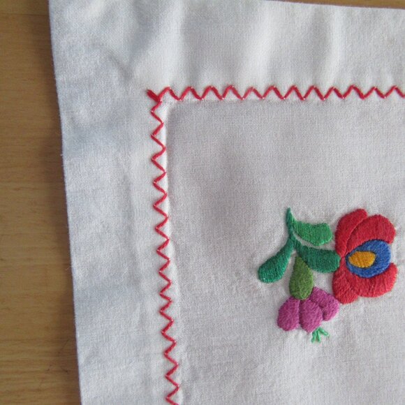Vintage off white square tablecloth embroidered flowers & rick rack stitching - Picture 11 of 12